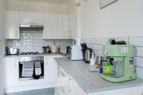 Bright, central flat near station, in quiet area